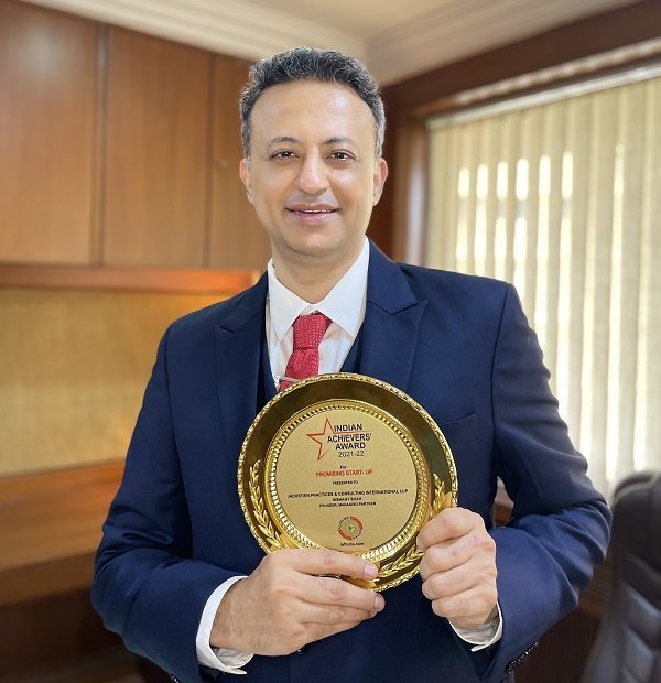 Nishant Shah holding the Indian Achievers' Award 2021-22 trophy for Most Promising Start-Up